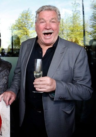 SCHADUWKABINET TEAM NEW WORLD ONLINE, UITLACHEN VAN VVD; DIE VERKOOPT ARMOEDE AAN DE KIEZER, ZELF GELD ONTVANGEN EN AFHANKELIJKHEID, DICTATOR KONING SCHOOF